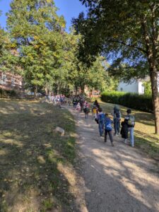 FRS-Schüler auf dem Rückweg nach dem Erntedankgottesdienst