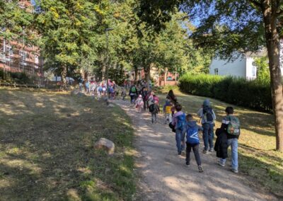FRS-Schüler auf dem Rückweg nach dem Erntedankgottesdienst