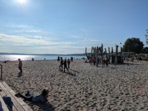 FRS-Kinder spielen am Strand