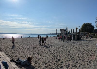 FRS-Kinder spielen am Strand