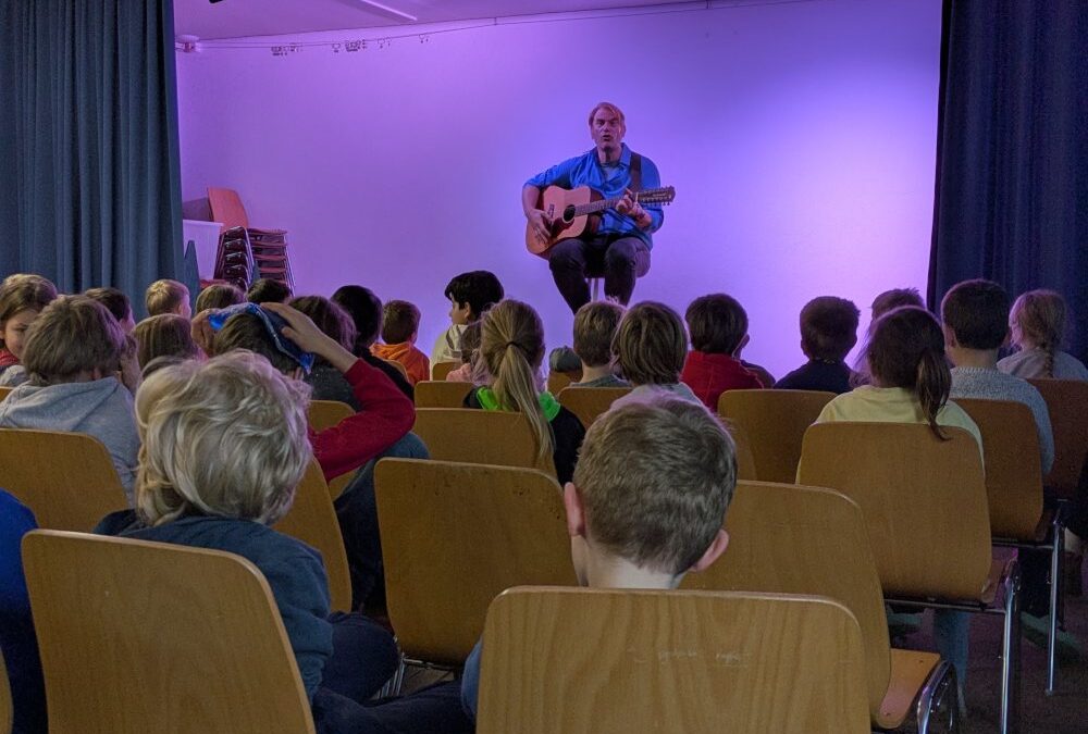 Geschichtenfinder Enno Kalisch singt