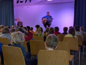Geschichtenfinder Enno Kalisch singt