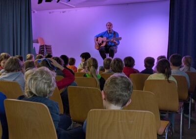 Geschichtenfinder Enno Kalisch singt