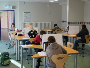 Kinder der 3. und 4. Klasse bearbeiten die Aufgaben des Mathe-Kängurus