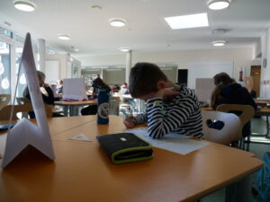 Ein Schüler knobelt an einer Mathe-Aufgabe