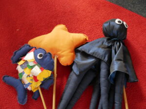 Stabpuppen zum Regenbogenfisch