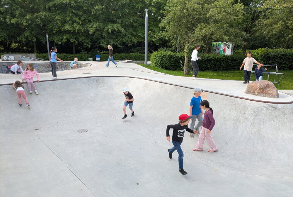 Kinder toben im Skatepark