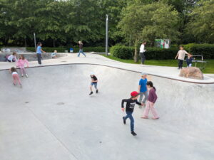 Kinder toben im Skatepark