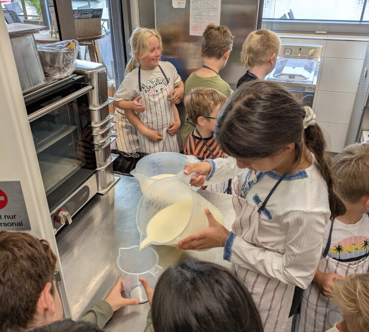 Milch für das Eis abmessen