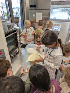 Milch für das Eis abmessen